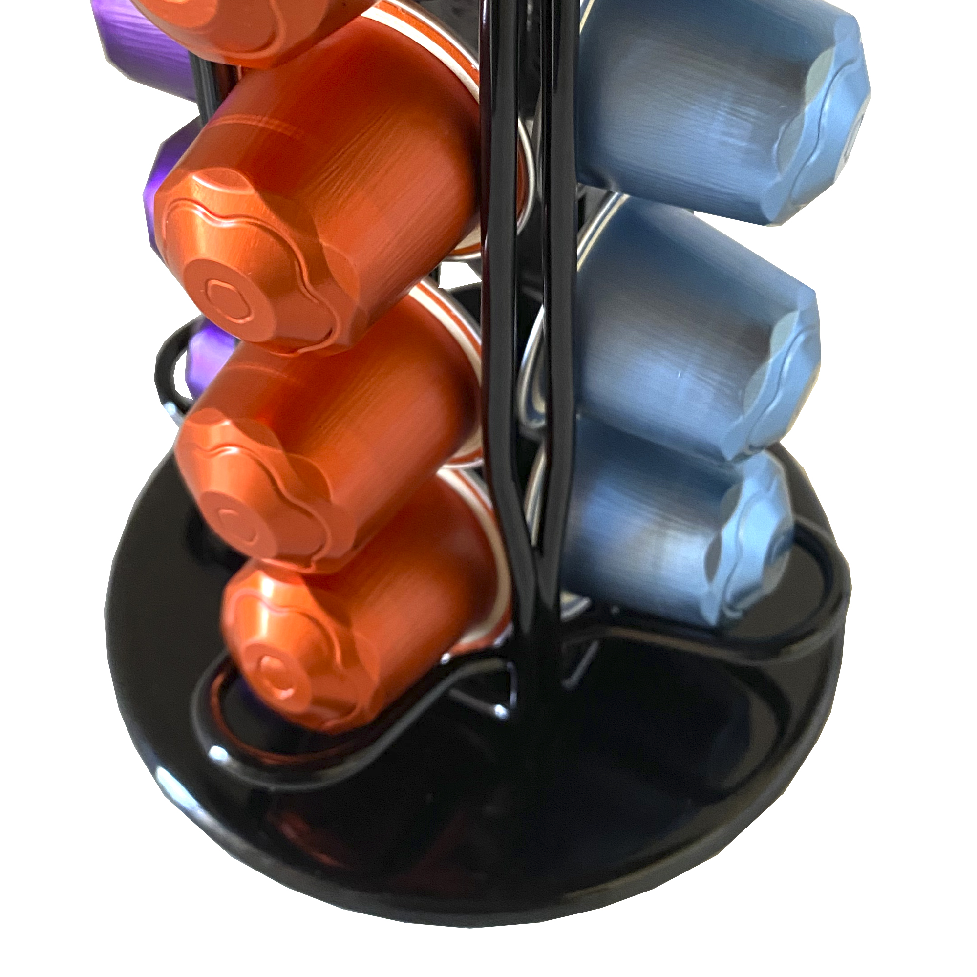 Un soporte negro para cápsulas con cápsulas de café naranjas, azules y moradas.