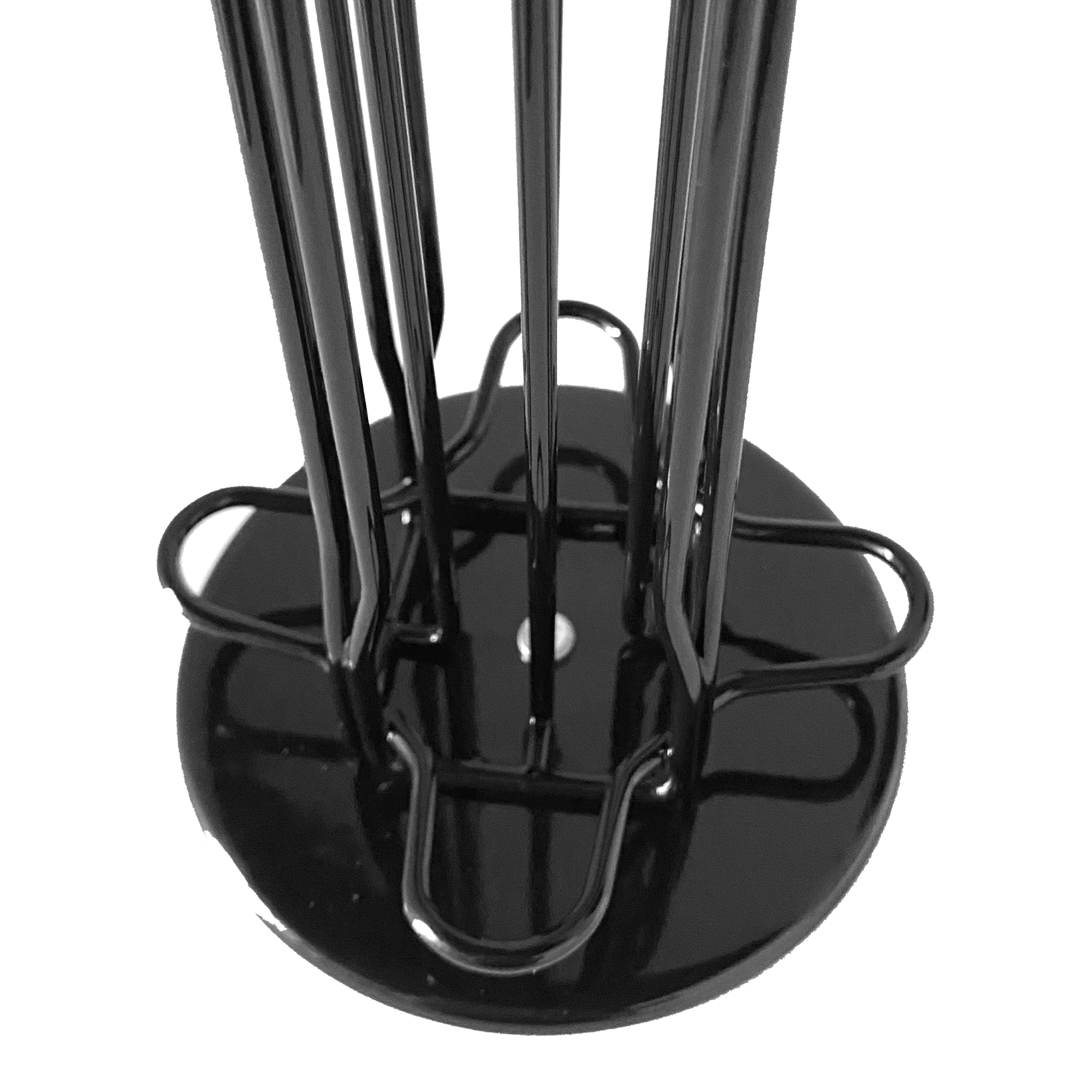 Un primer plano de un soporte metálico redondo y negro con varillas verticales.