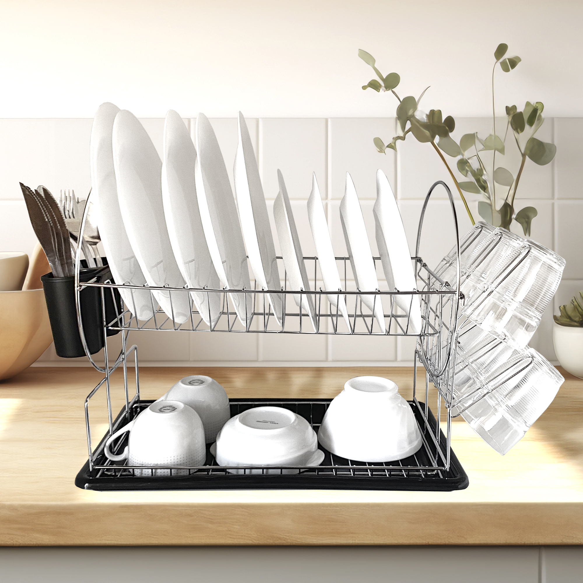 Un escurreplatos cromado sostiene platos, tazas y cuencos blancos en una encimera de madera.