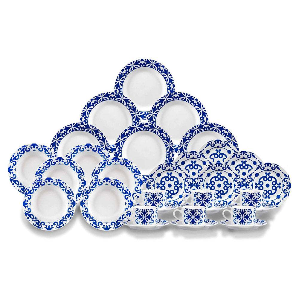 Un juego de vajilla blanca con patrones ornamentados en azul, incluyendo platos, cuencos, tazas y platillos.