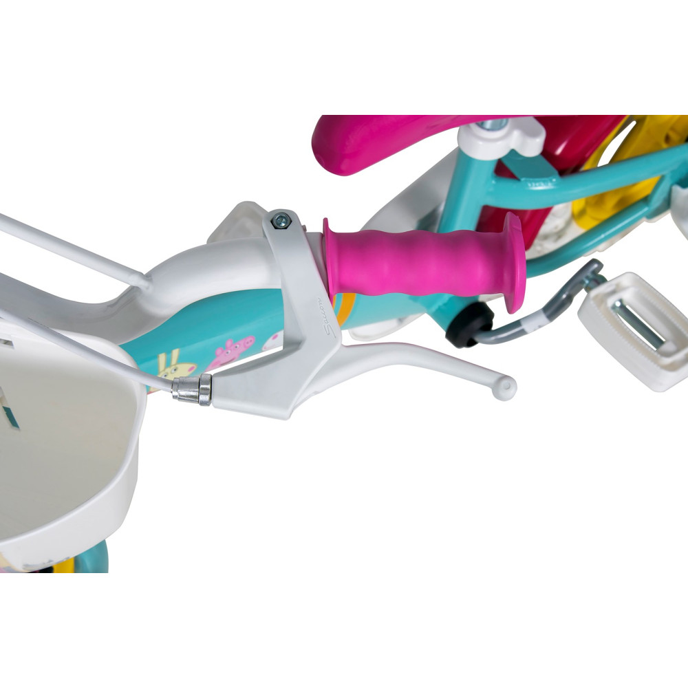 Zbliżenie kierownicy roweru dziecięcego z różowymi uchwytami i białym koszykiem.