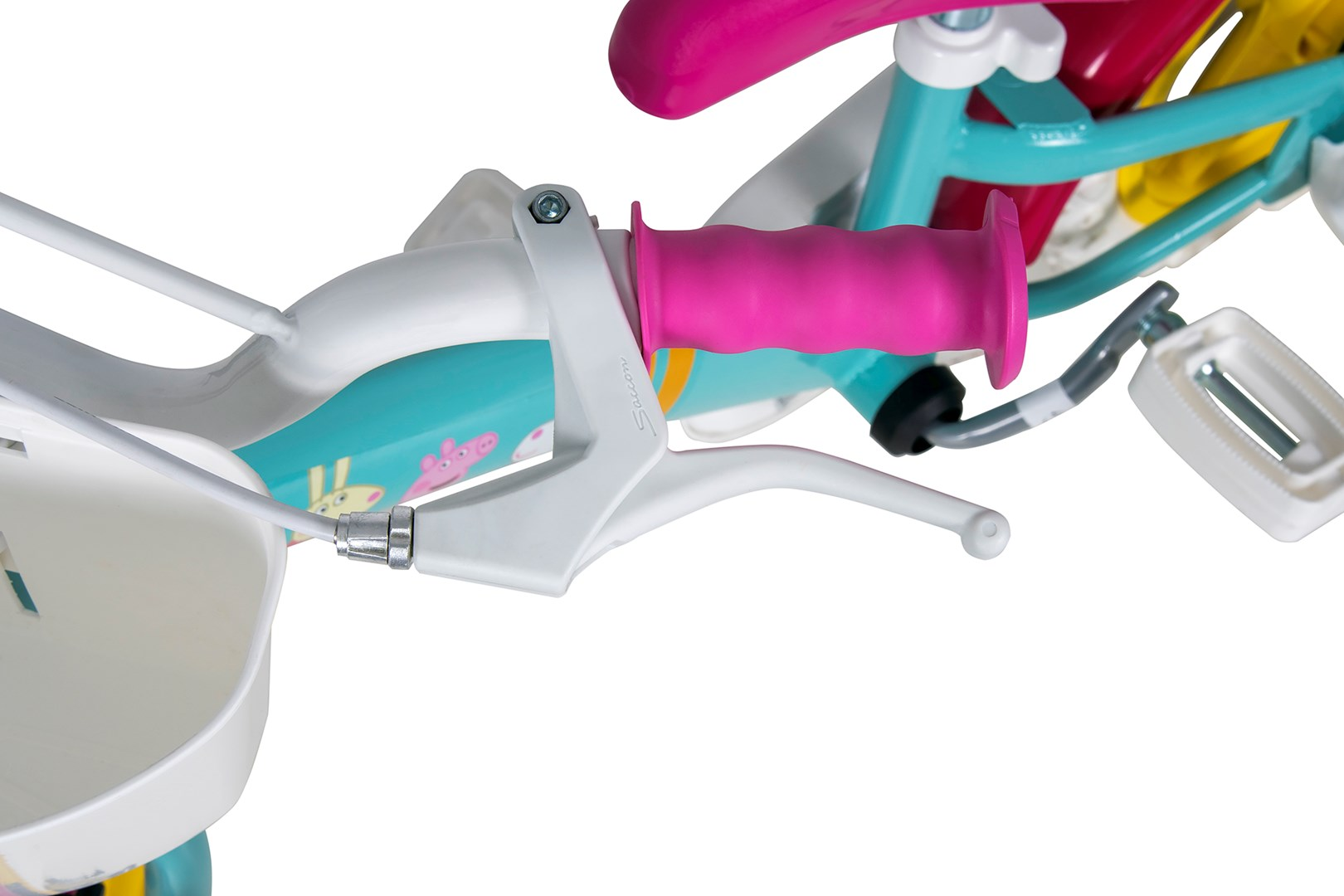 Zbliżenie kierownicy roweru dziecięcego z różowymi uchwytami, białym hamulcem i kreskówkowymi żyrafami.