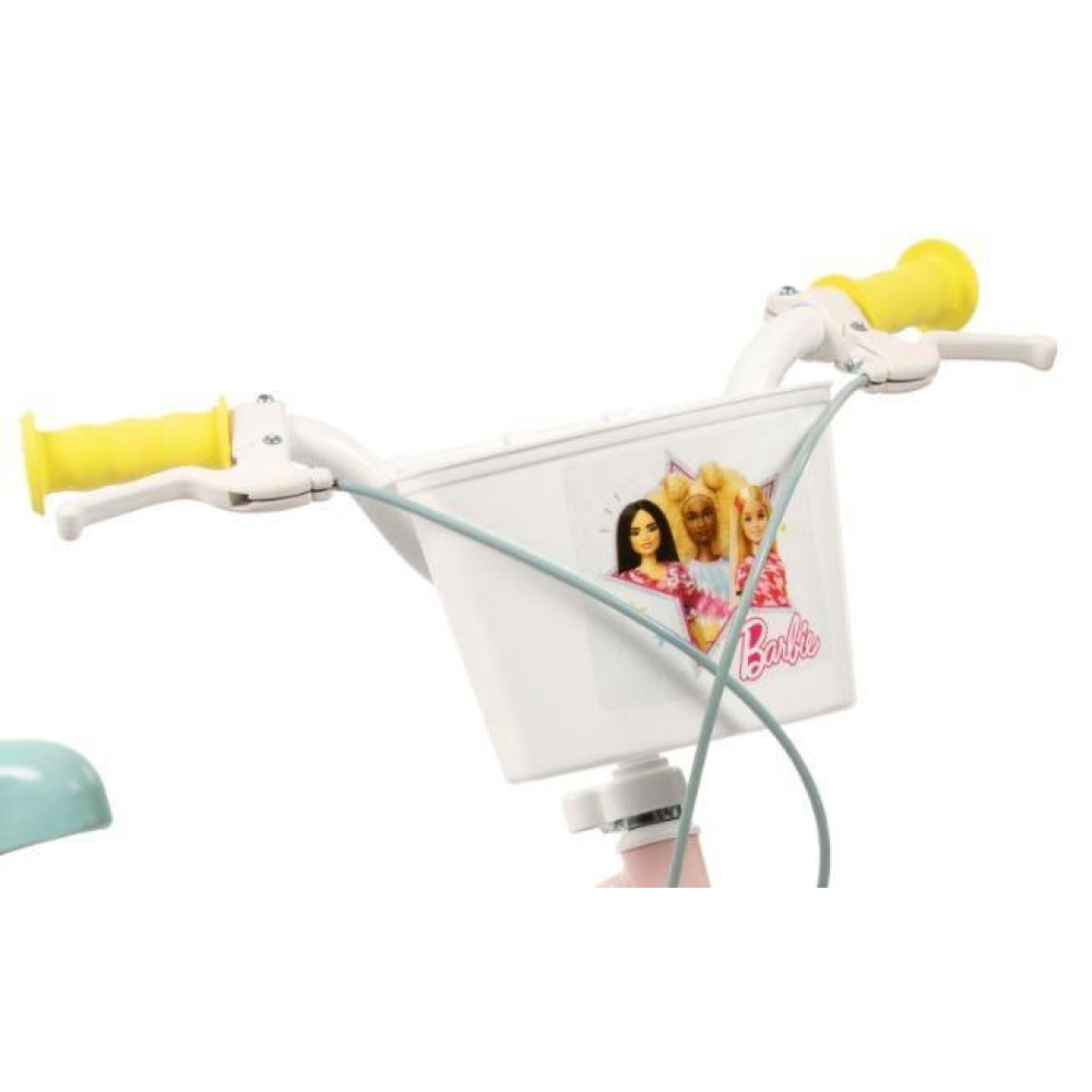 Biały koszyk z grafiką Barbie jest przymocowany do różowej kierownicy roweru.