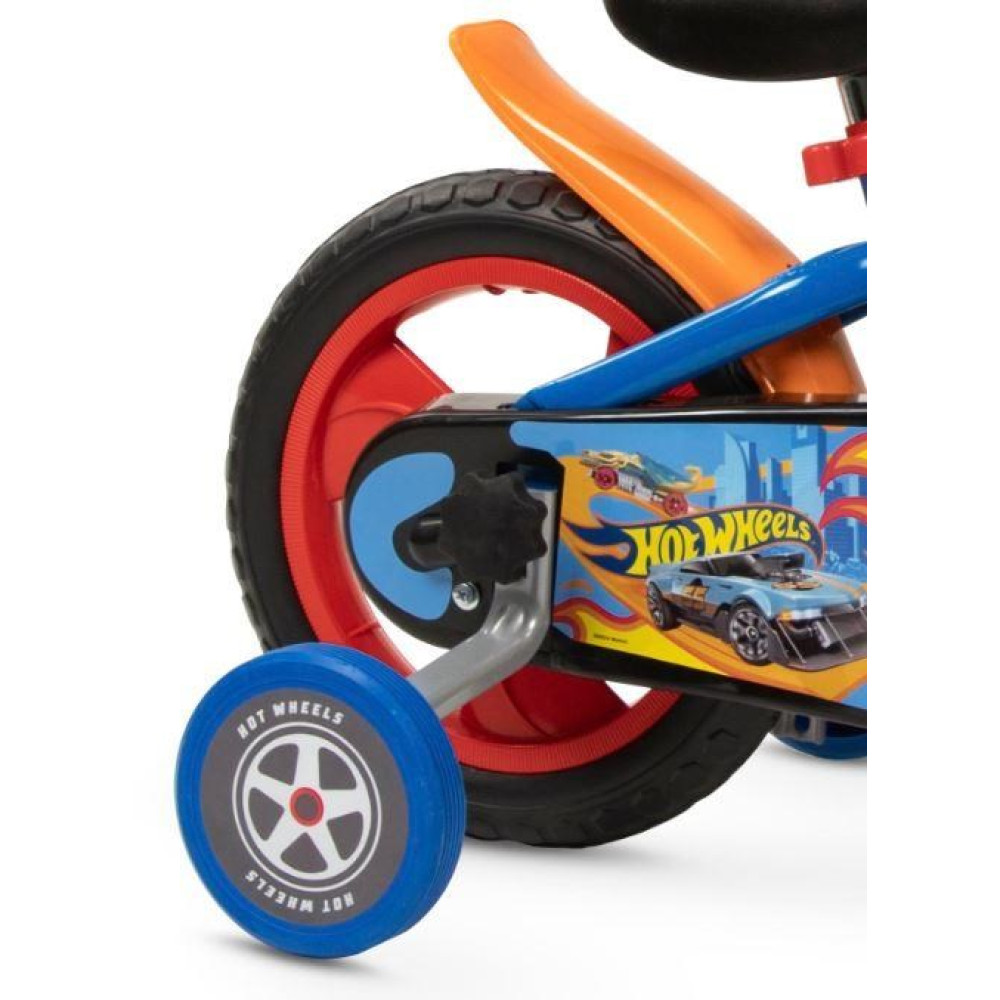 Rower dziecięcy z kółkami bocznymi, pomarańczowym błotnikiem i naklejkami Hot Wheels.