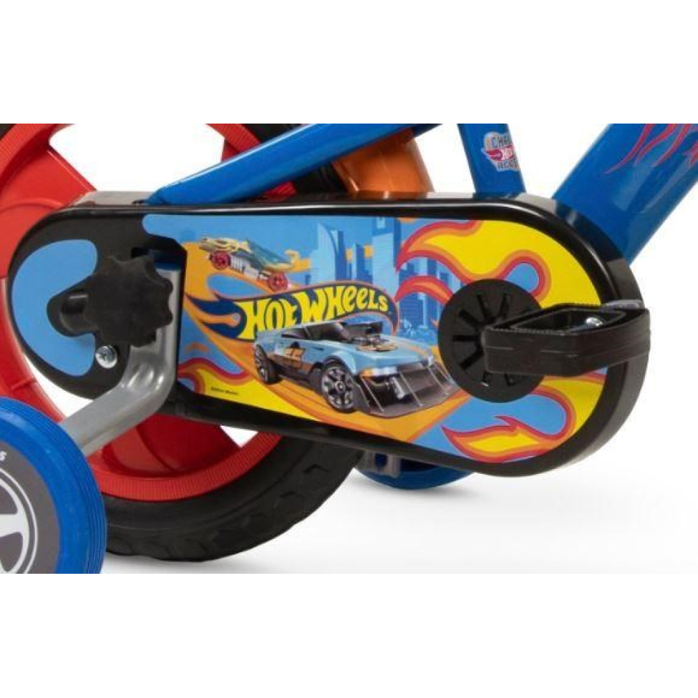 Zbliżenie osłony łańcucha roweru dziecięcego z grafiką Hot Wheels.