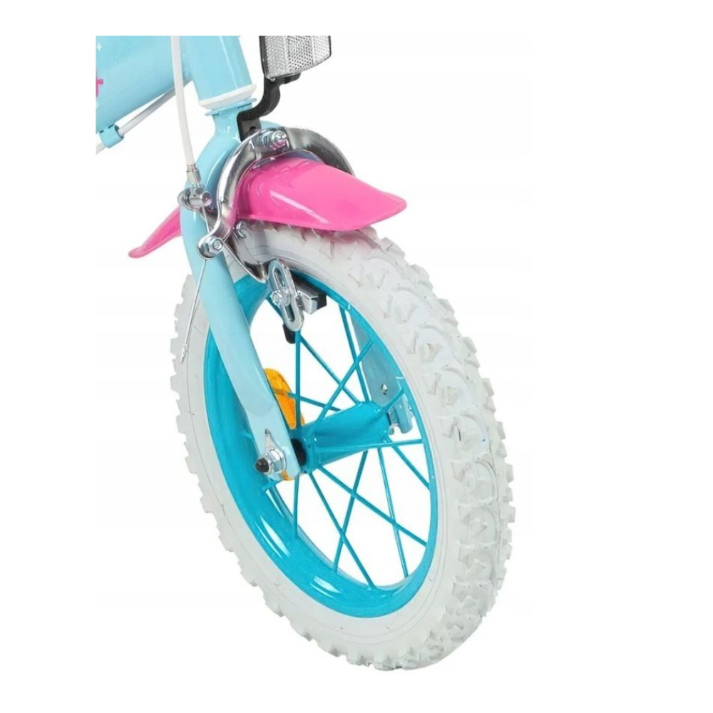 Przednie koło jasnoniebieskiego roweru z różowym błotnikiem i niebieskimi szprychami.