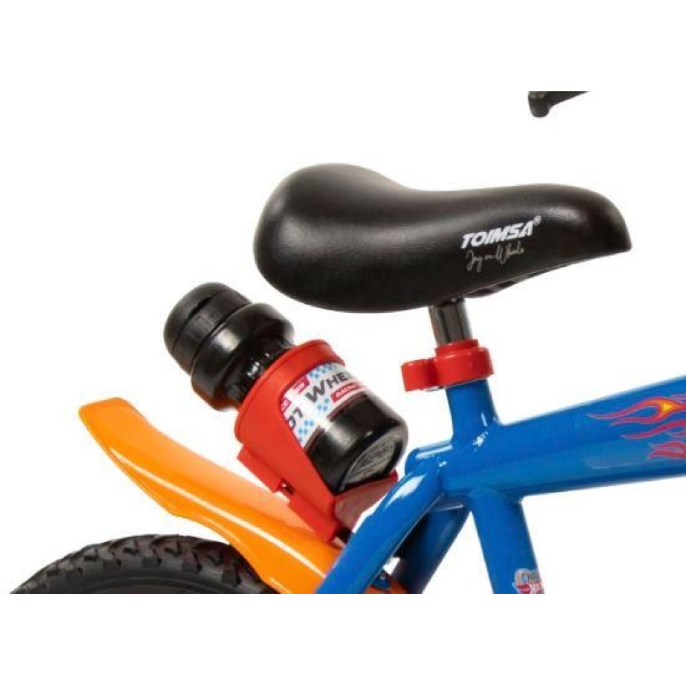 Zbliżenie roweru dziecięcego z niebieską ramą, czarnym siodełkiem i pomarańczowym błotnikiem.