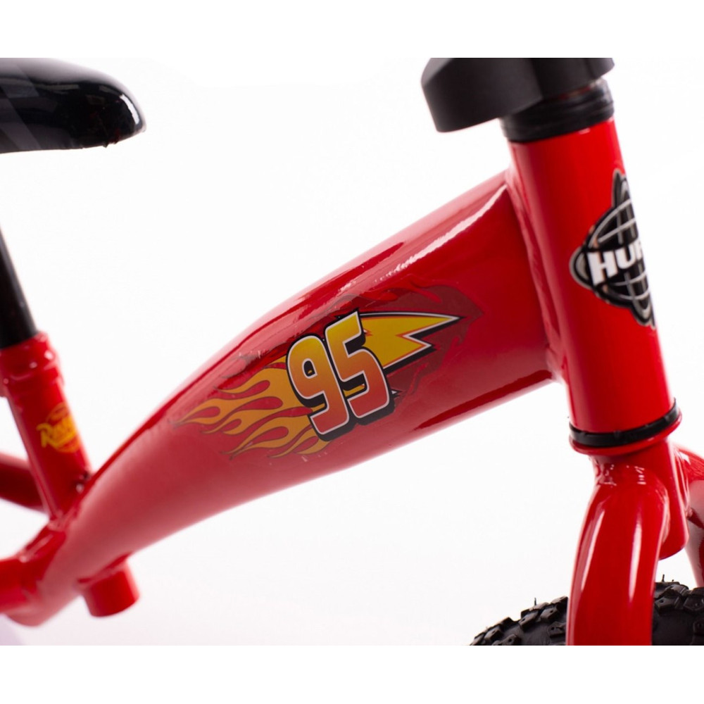 Czerwony rower z numerem 95 i naklejkami z płomieniami.