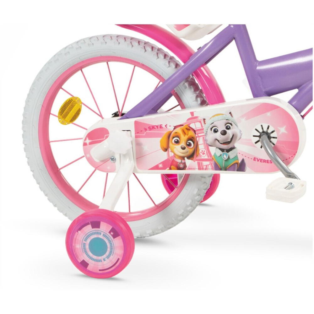 Fioletowo-różowy rower dziecięcy z kółkami bocznymi i naklejkami Paw Patrol.