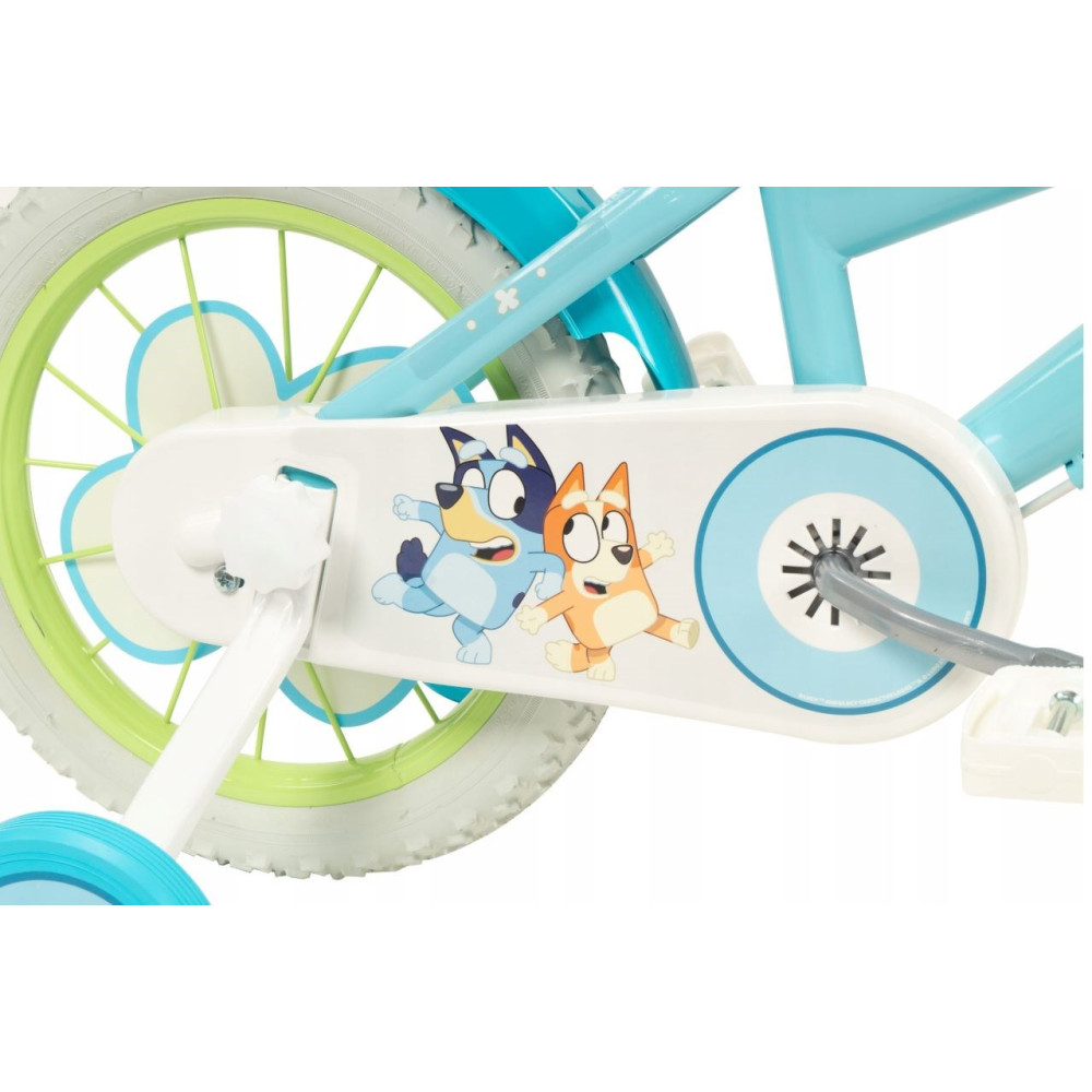 Niebieski rower dziecięcy z postaciami Bluey, zbliżenie na osłonę łańcucha.