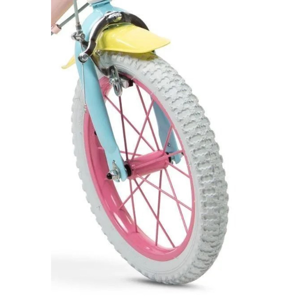 Przód roweru dziecięcego z niebieską ramą, różową obręczą i białym bieżnikiem.