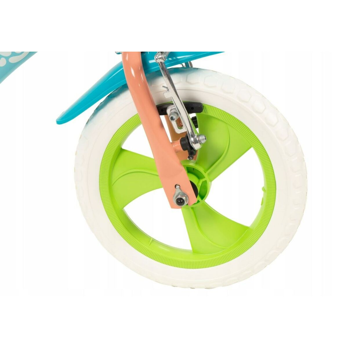 Przednia opona roweru dziecięcego z białym bieżnikiem, zieloną obręczą i koralowym widelcem.