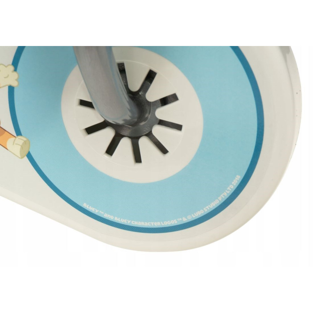 Część hulajnogi z niebieskim wzorem i kołem z motywem gwiazdy.