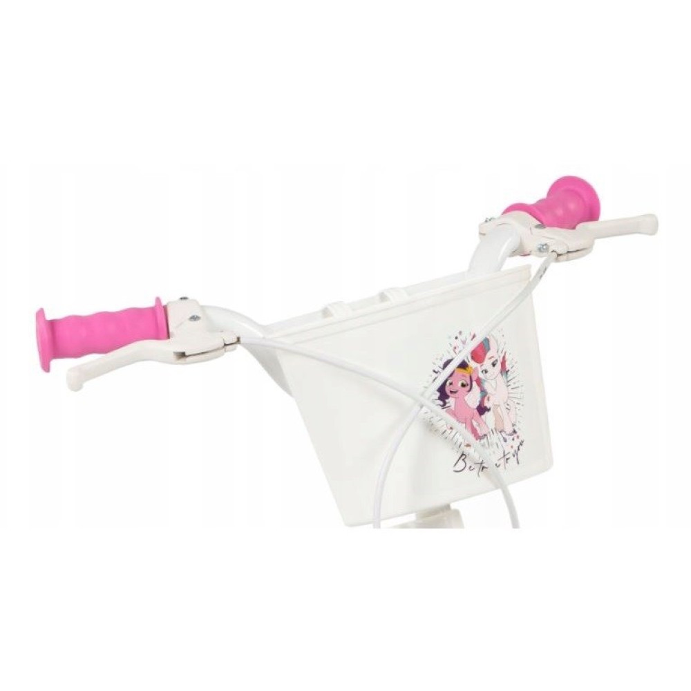 Kierownica rowerowa z różowymi uchwytami, białym koszykiem z nadrukiem kucyków i dźwigniami hamulca.