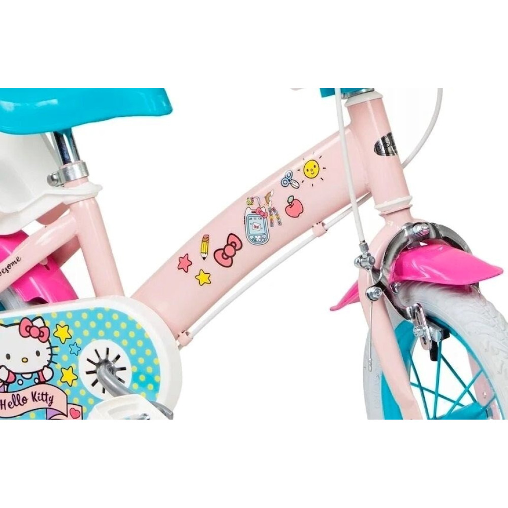 Różowa rama rowerowa Hello Kitty z kolorowymi naklejkami i niebieskim siodełkiem.