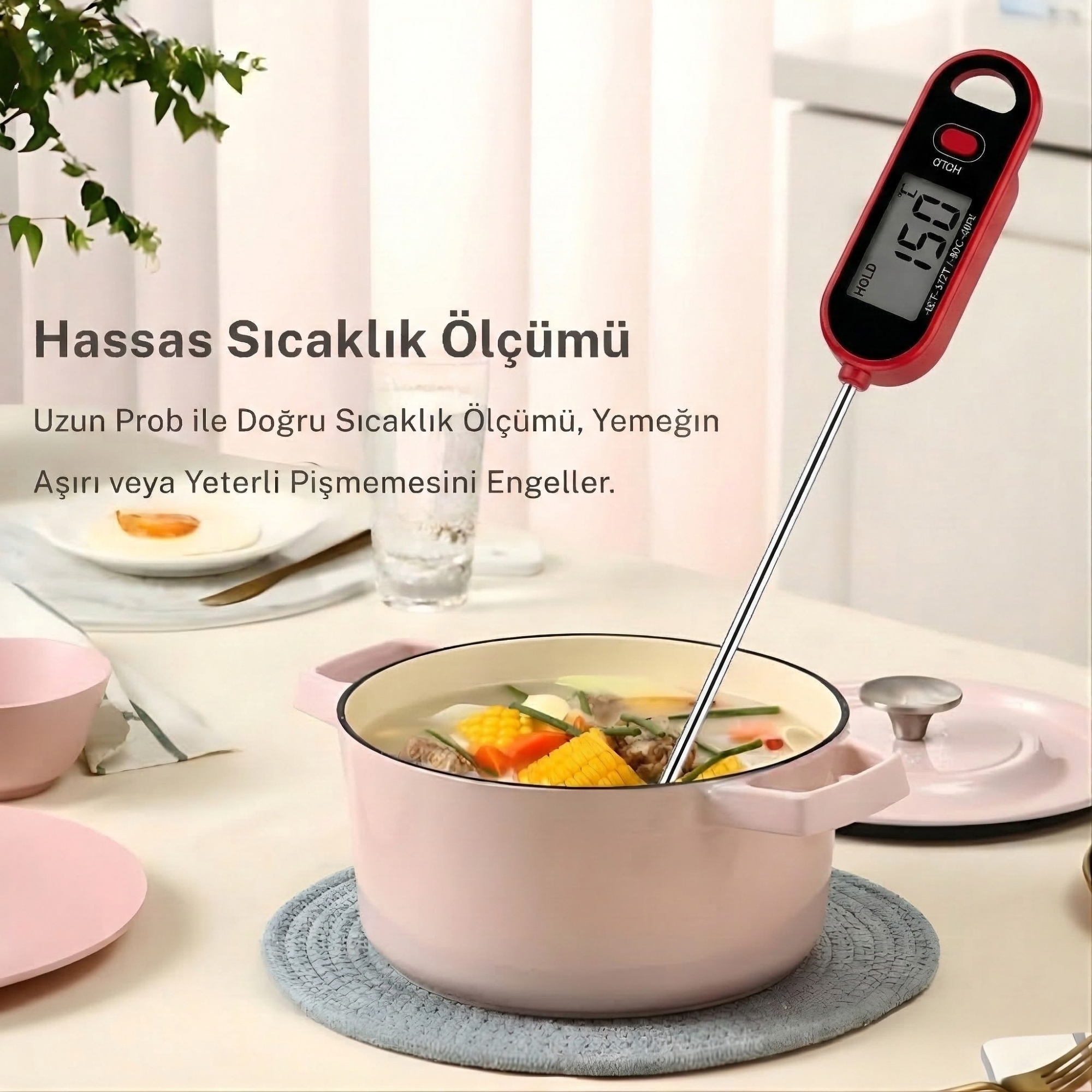 Kırmızı dijital termometre, tenceredeki buğulu çorbanın sıcaklığını ölçüyor.