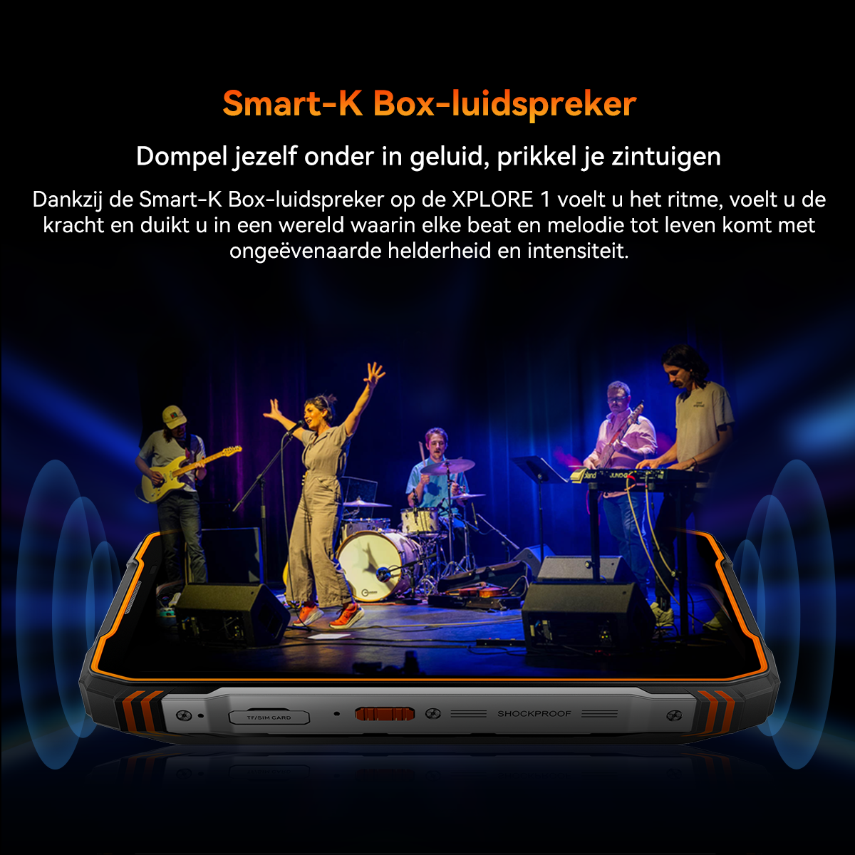 Band speelt op podium, zanger vooraan. Telefoon onderaan.