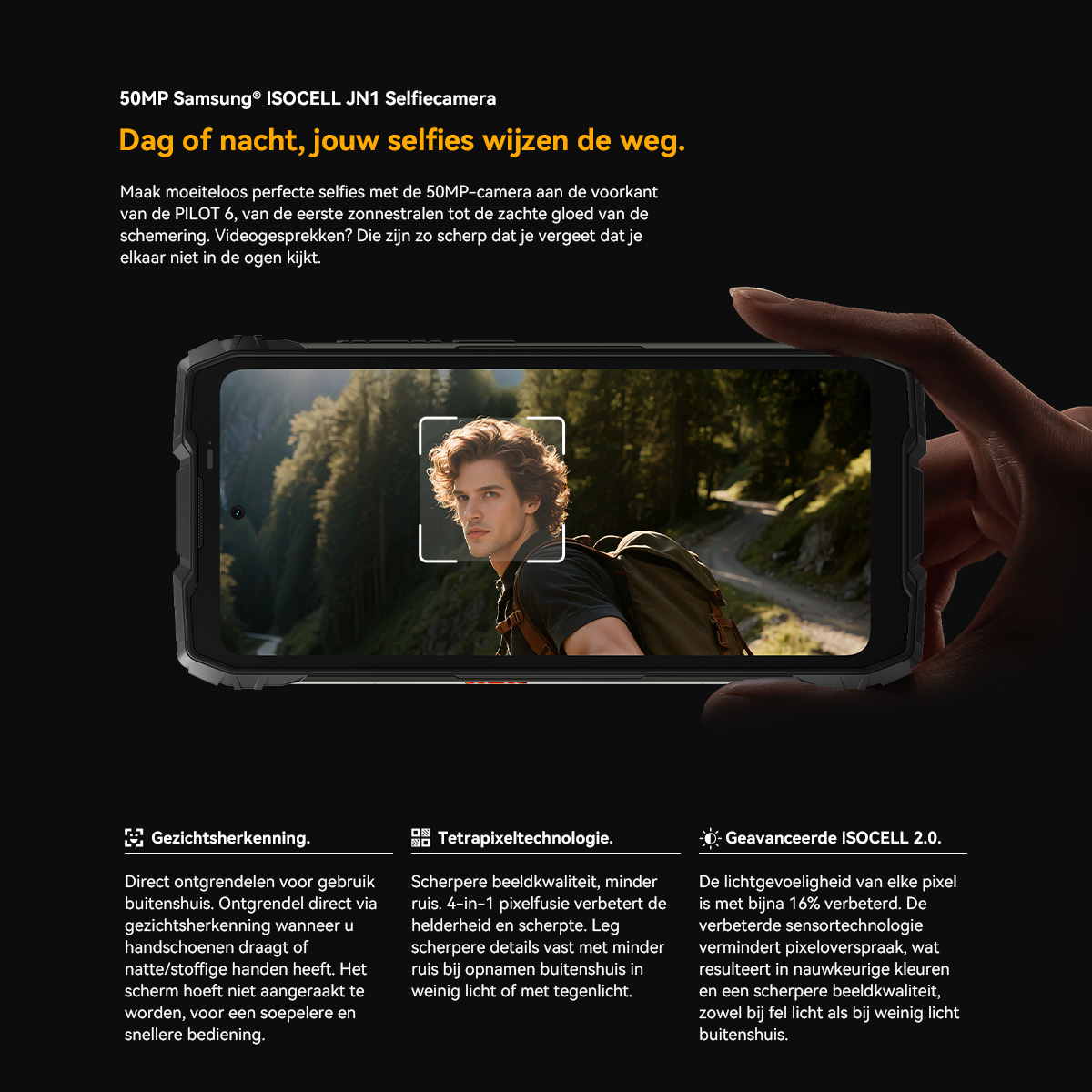 Een man wordt gefotografeerd op een smartphone-scherm, met bos op de achtergrond.