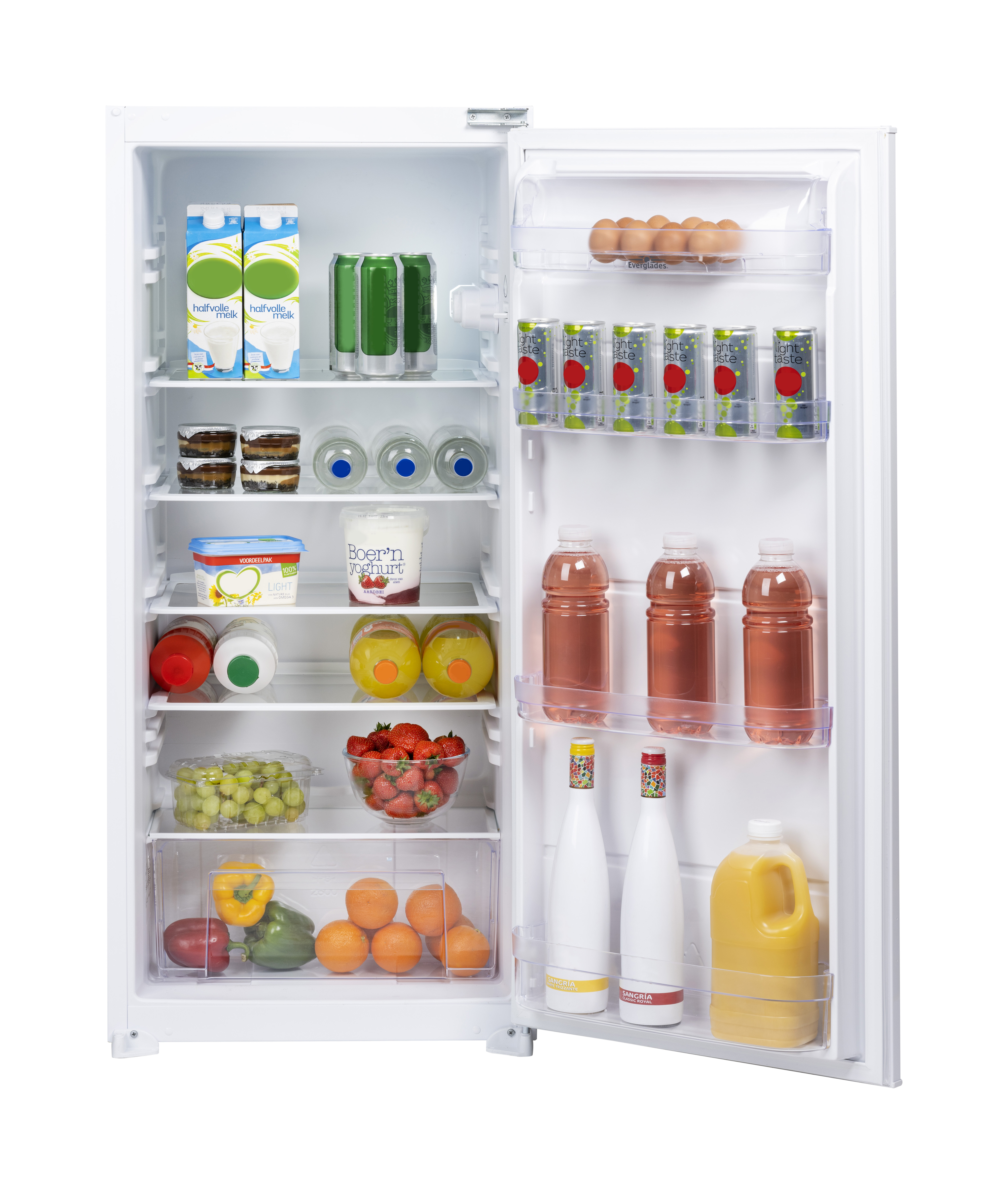 Open koelkast met melk, drankjes, eieren, yoghurt, fruit en groenten.