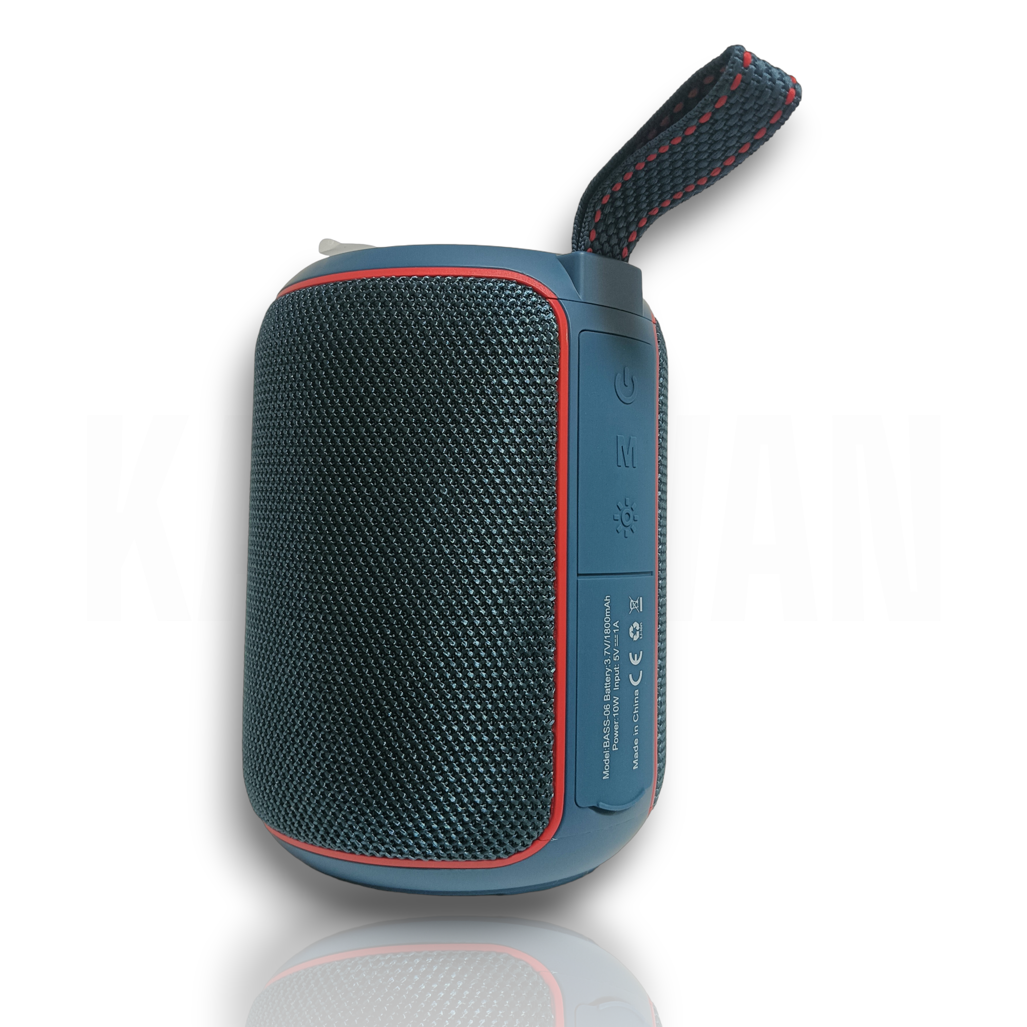 Altavoz Bluetooth azul oscuro con ribete rojo, correa y botones. Modelo: BASS-06.