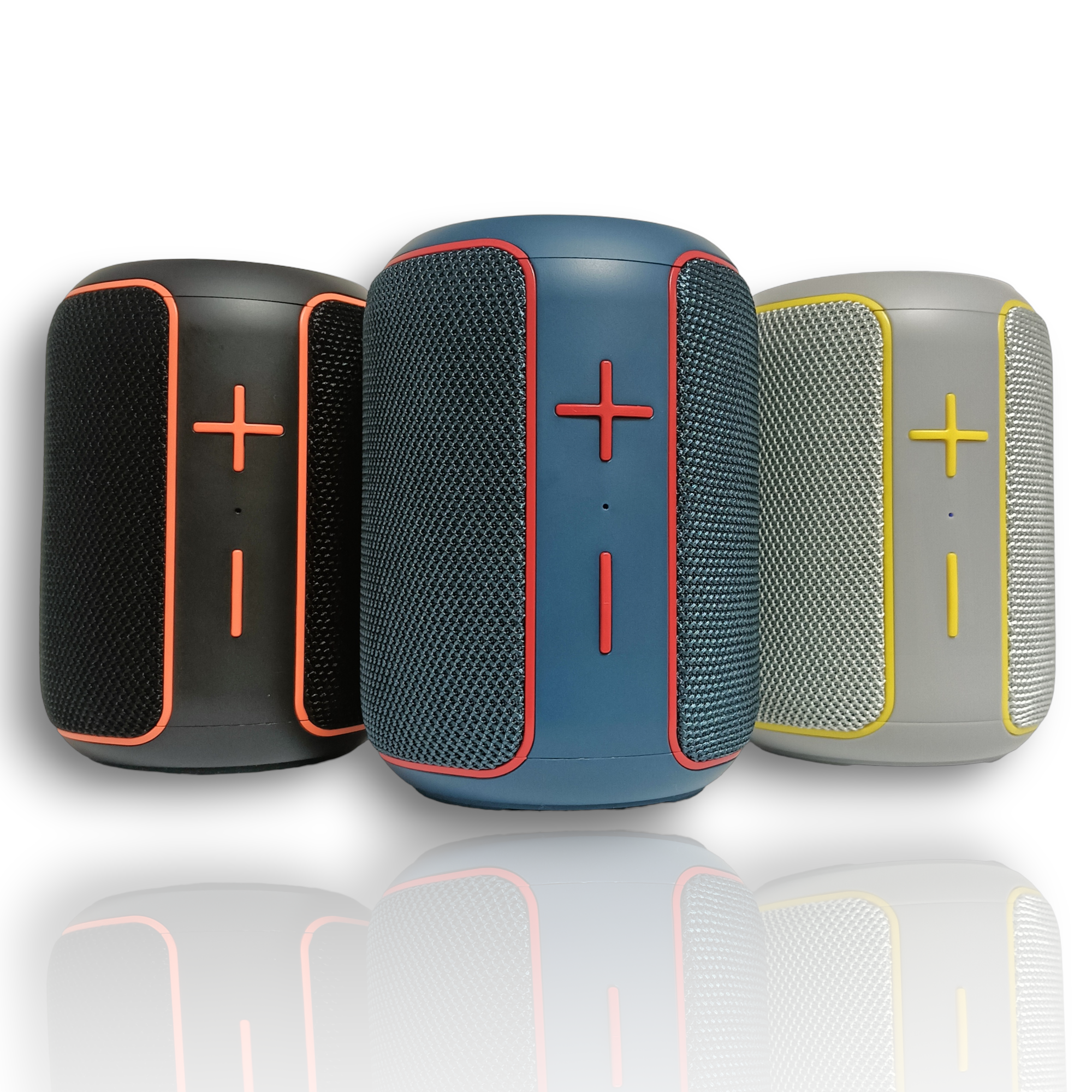 Tres altavoces portátiles: negro, azul y gris con detalles de color.