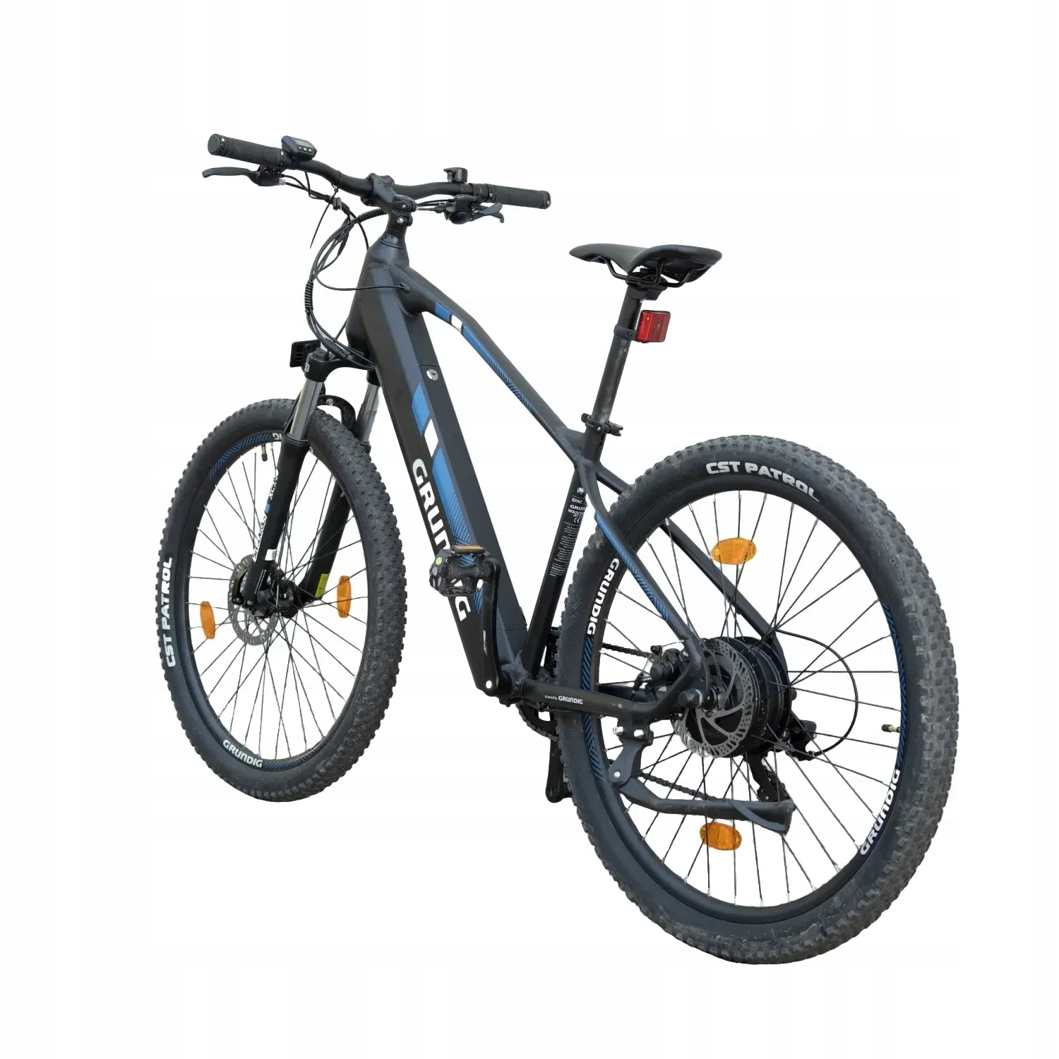 Czarny rower elektryczny z niebieskimi akcentami na białym tle, szerokie opony i amortyzacja.