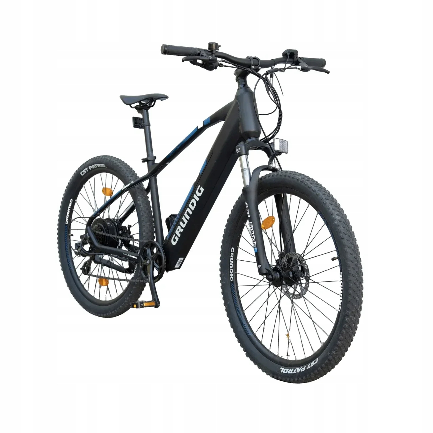 Czarny rower elektryczny z niebieskimi akcentami, napęd na przednie i tylne koła, na białym tle.