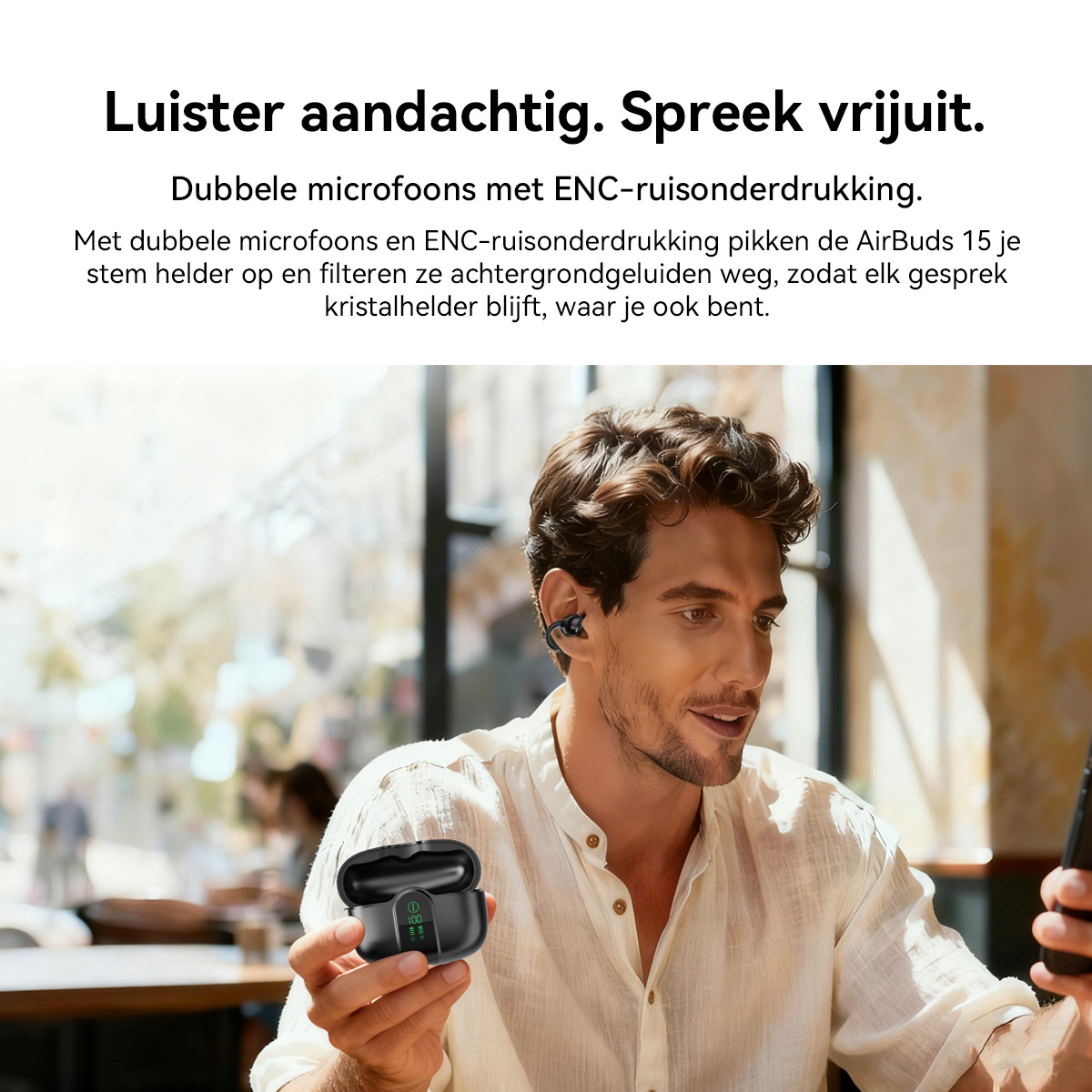Man met oordopjes houdt oplaadcase vast. Lichte achtergrond.
