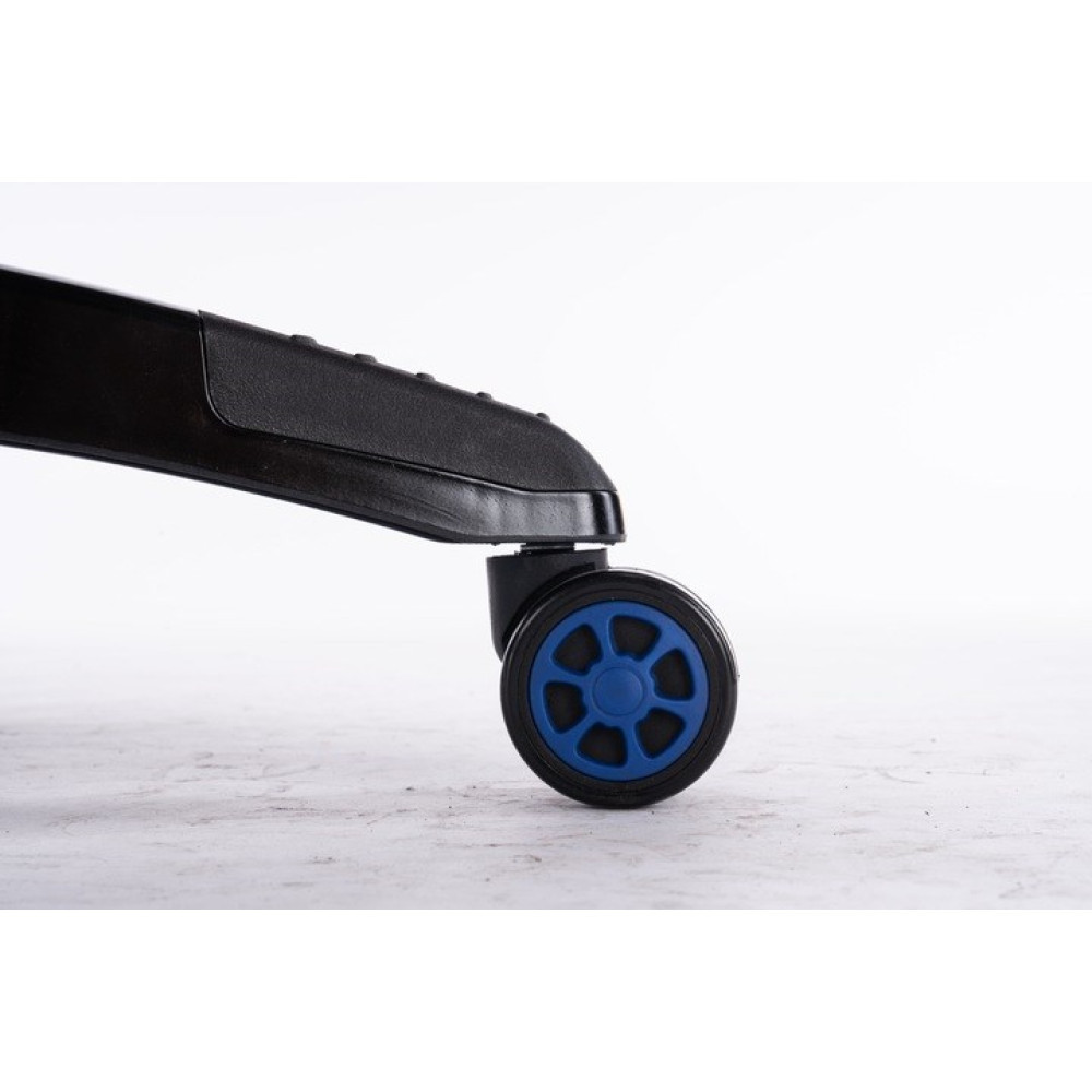 Zbliżenie czarnej nogi krzesła z niebieskim kółkiem na marmurowej podłodze.