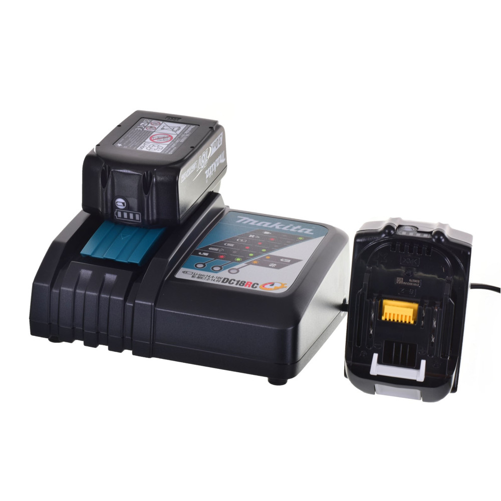 Un caricabatterie Makita DC18RC con due batterie, una sul caricatore, una accanto.