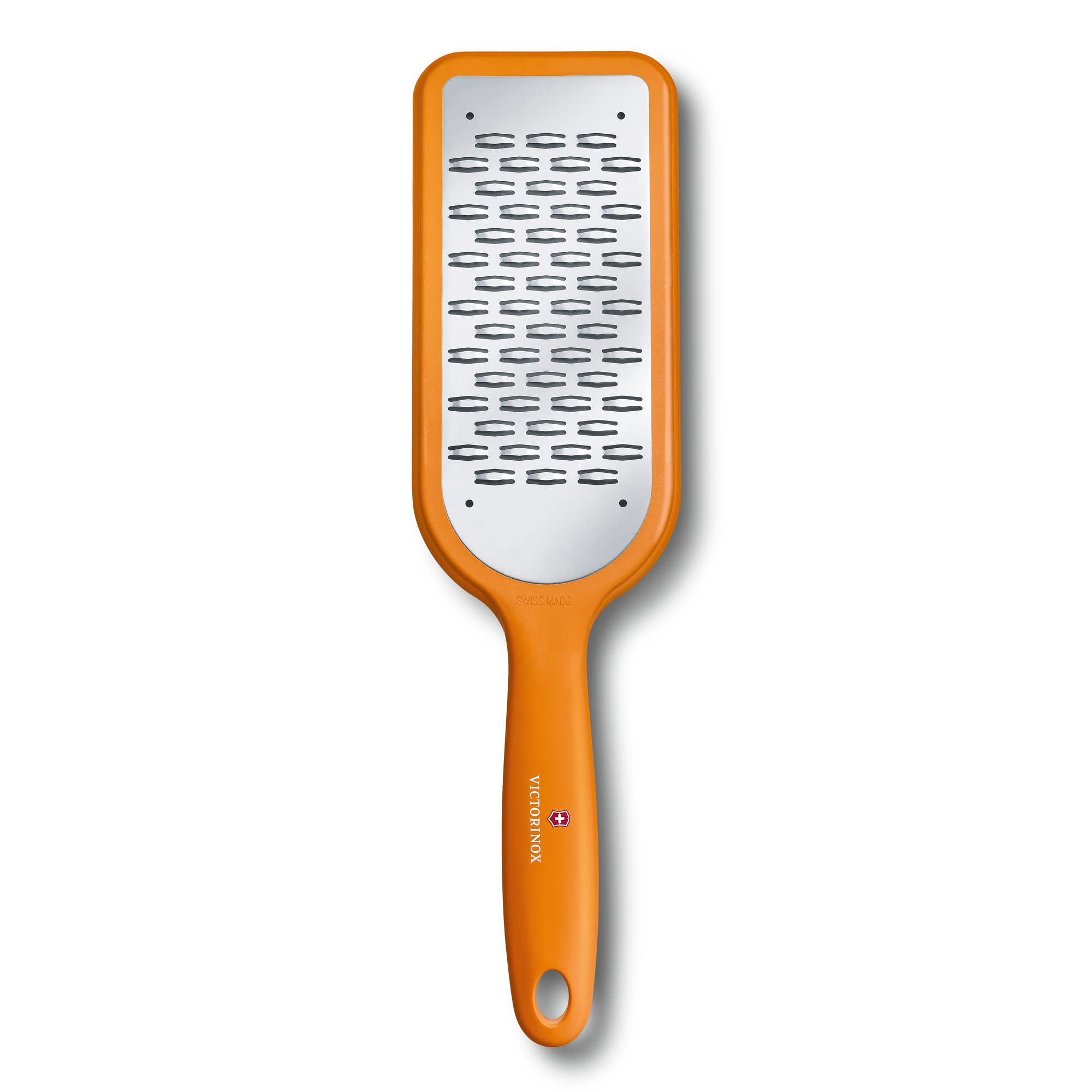 Ein orangener Victorinox Fußhobel mit Metallschleiffläche und Loch.