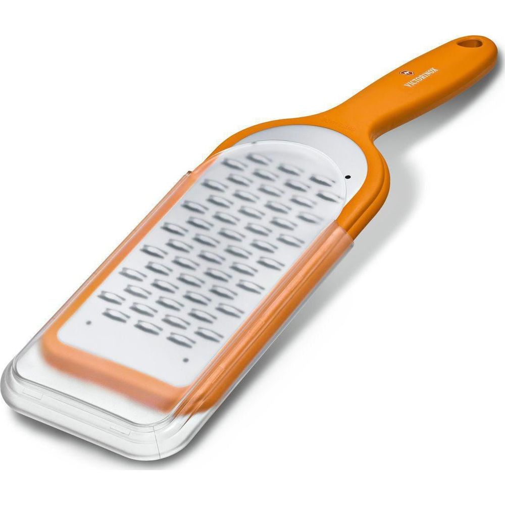 Eine orangefarbene Victorinox-Reibe mit transparenter Schutzhülle und Metallreibefläche.