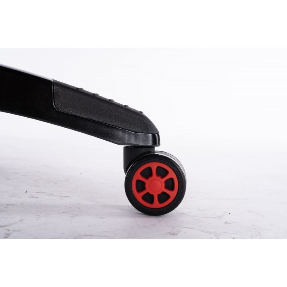Czarna noga krzesła z czerwonym kołem z sześcioma szprychami.