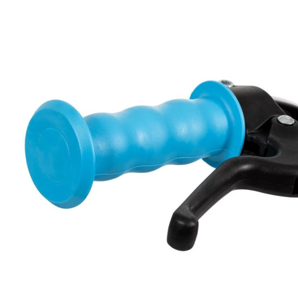 Niebieski uchwyt rowerowy z czarną dźwignią hamulca na białym tle.