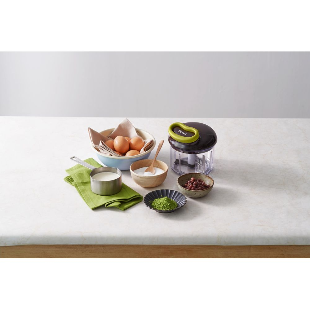 Ingredienti disposti: uova, latte, zucchero, matcha, fagioli rossi e tritatutto.