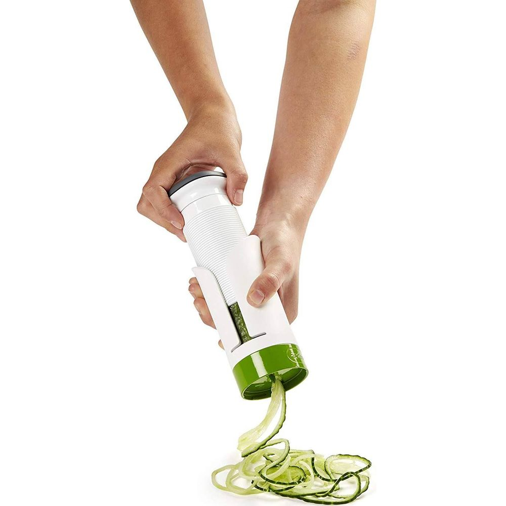 Mani usano uno spiralizer per tagliare le zucchine a nastro.