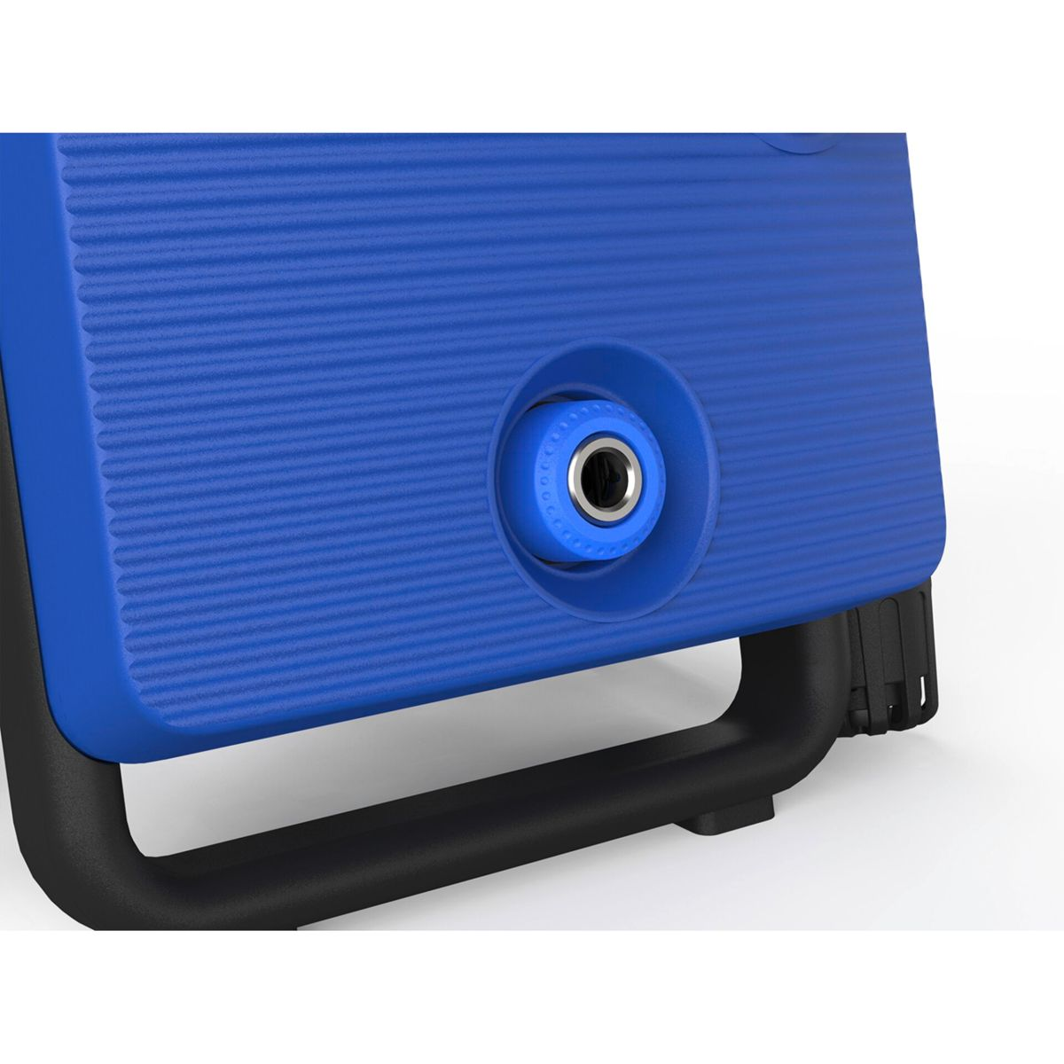 Zbliżenie niebieskiego pudełka z okrągłym portem i czarną metalową ramą.