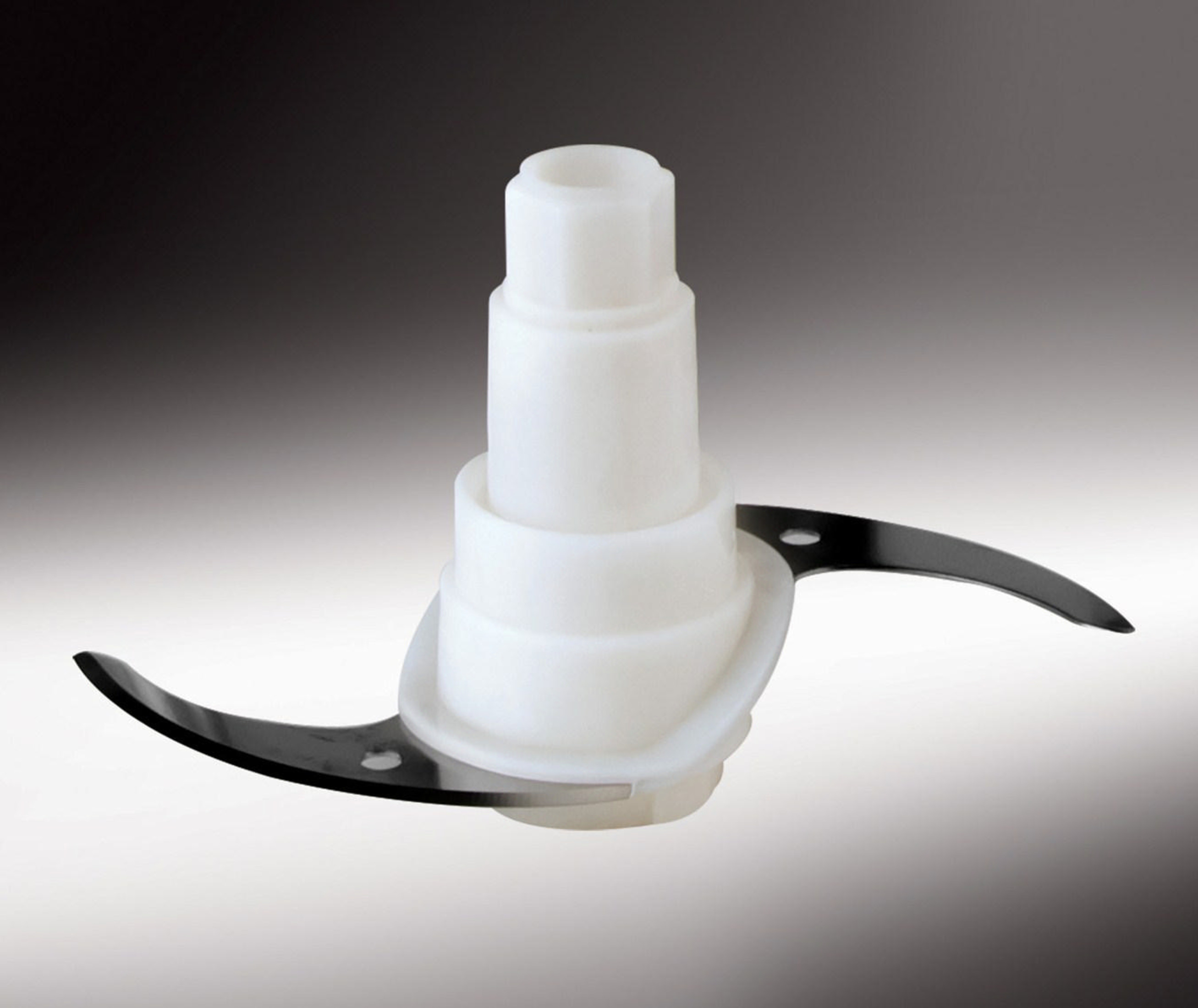 Gri arka plan üzerinde iki keskin siyah bıçağı olan beyaz plastik aparat.