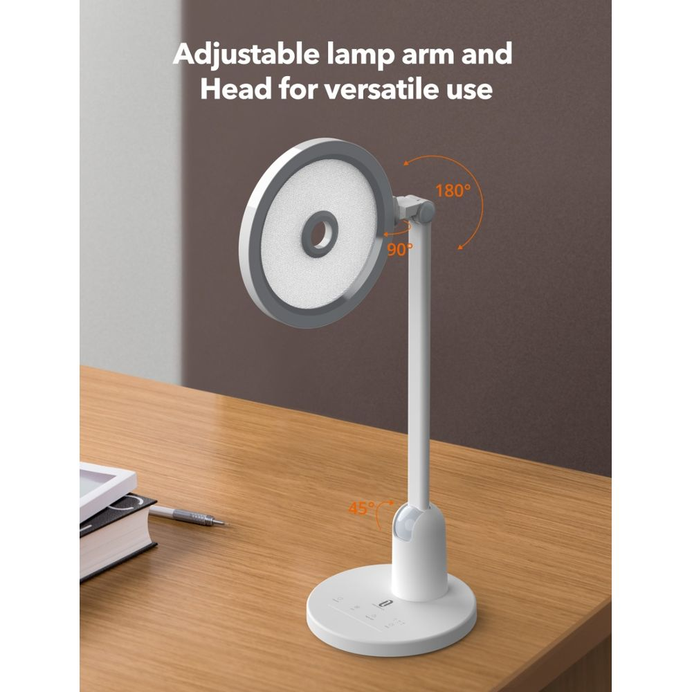 Eine weiße Schreibtischlampe mit verstellbarem Arm auf einem Holztisch.