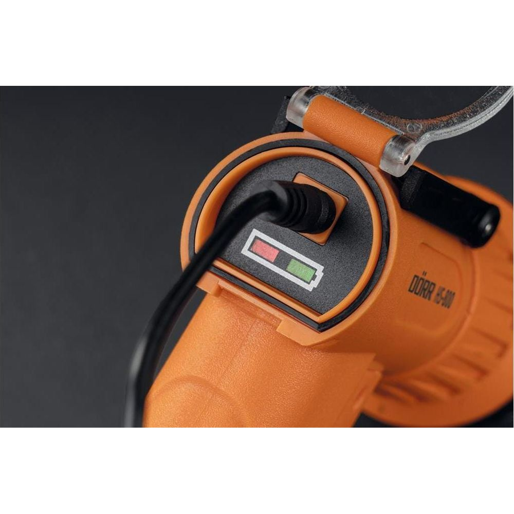 Orange Lampe mit rotem und grünem Ladeanzeige-Symbol. Kabel angeschlossen.