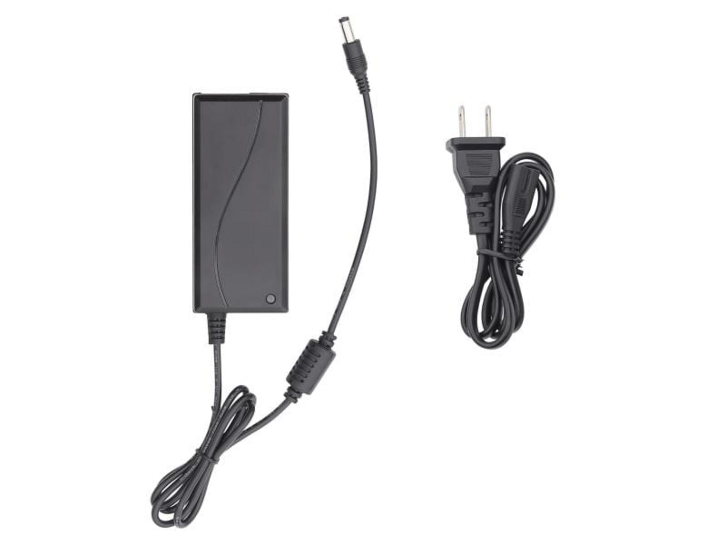 Un adaptateur secteur noir avec câble et prise sur fond blanc.