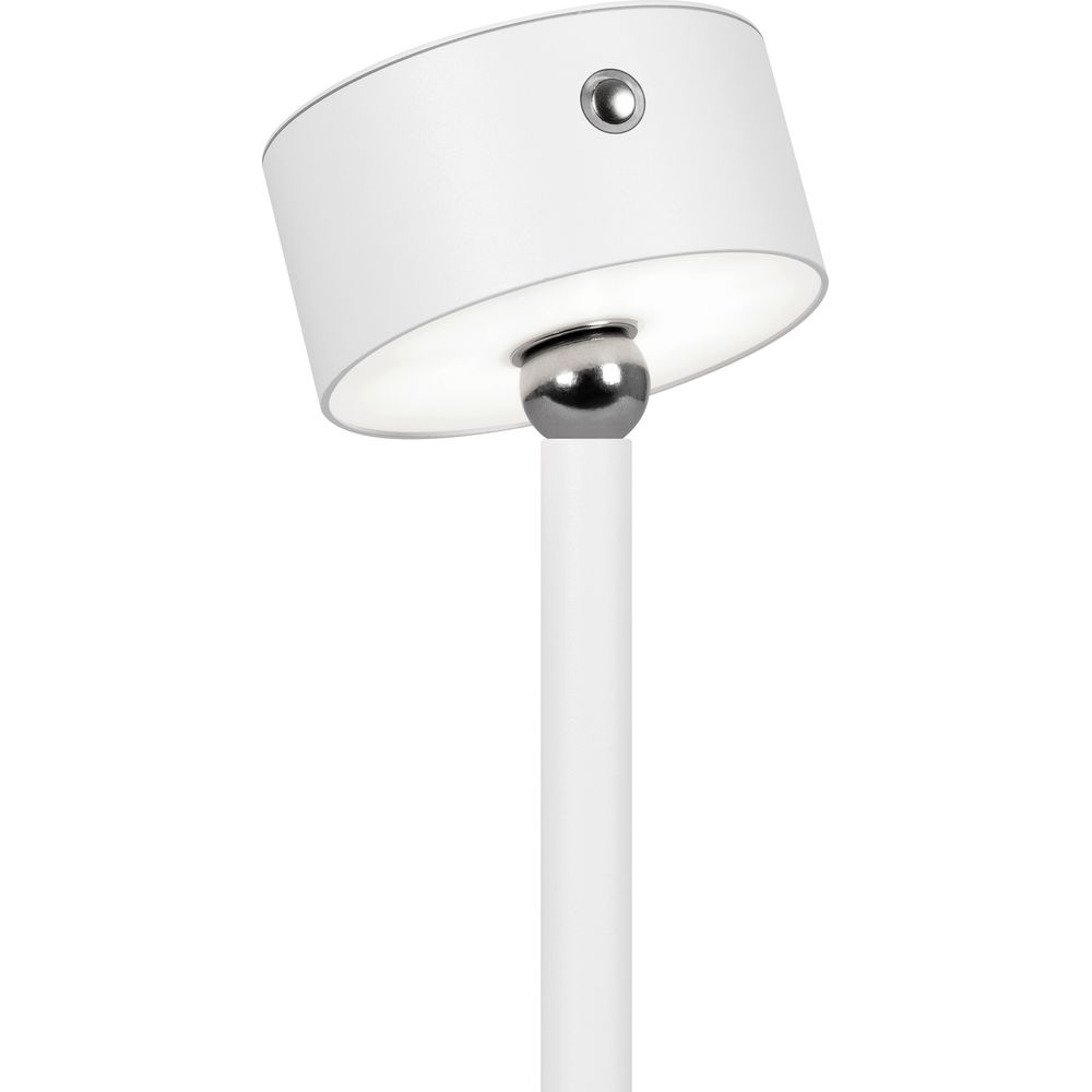 Weiße Stehlampe mit silbernem Kugelgelenk und verstellbarem Schirm.