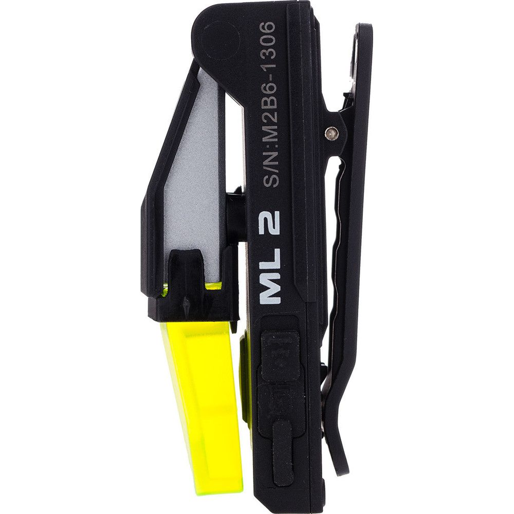 Appareil noir avec élément jaune et clip. Étiqueté ML 2 S/N:M2B6-1306.