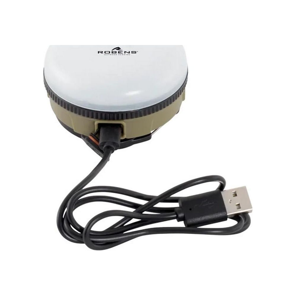 Una lanterna bianca con banda kaki e cavo USB nero.