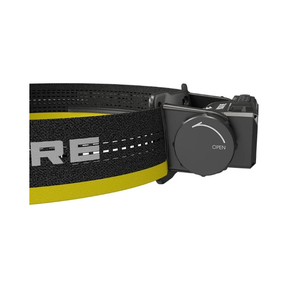 Gros plan d'un bandeau noir avec bande jaune et texte "RE---".