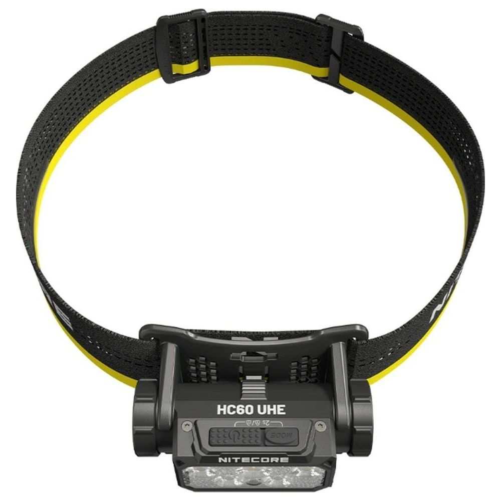 Un bandeau noir avec des accents jaunes et une lampe frontale Nitecore HC60 UHE.