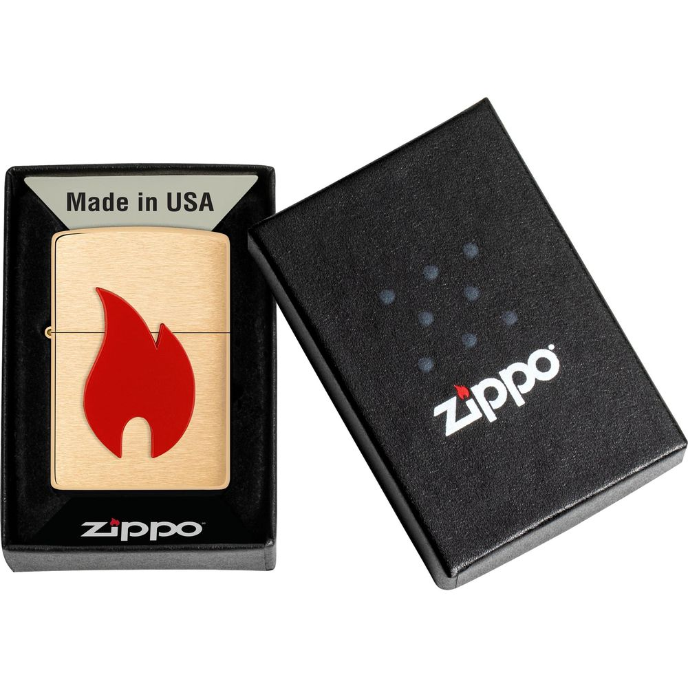 Goldfarbener Zippo-Feuerzeug mit rotem Flammenmotiv in schwarzer Box. "Made in USA".