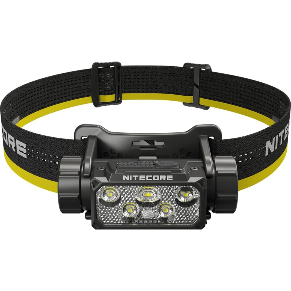 Une lampe frontale Nitecore avec sangle réglable noire et jaune et plusieurs lumières LED.