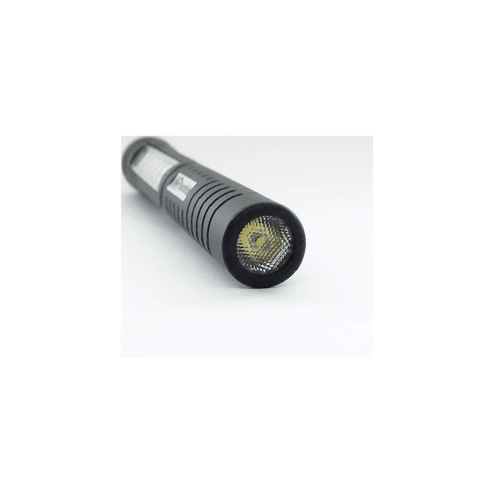 Torcia nera con luce LED su sfondo bianco.