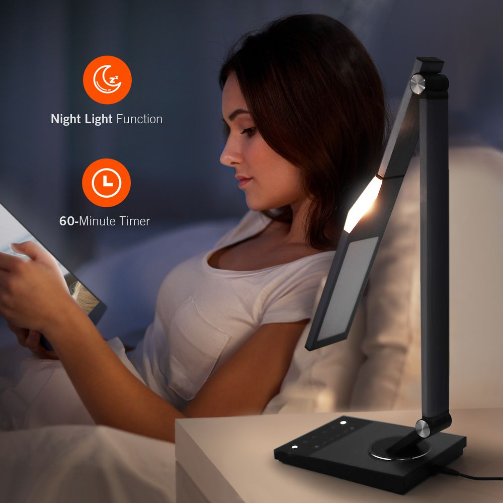 Frau liest im Bett bei Nachtlicht-Funktion einer Lampe mit 60-Minuten-Timer.